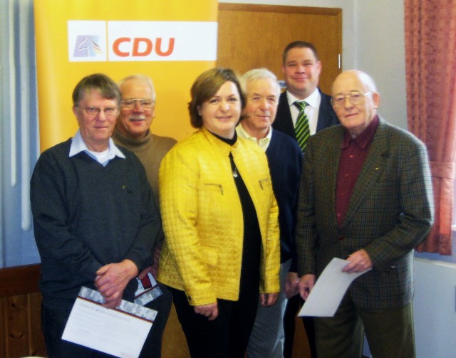 Geehrte Mitglieder K. Sydow, H. Maas, R. Jger, H. Mller mit Vorsitzender K. Jger u.  CDU Kreisvorsitzenden W. Schobert, MdL